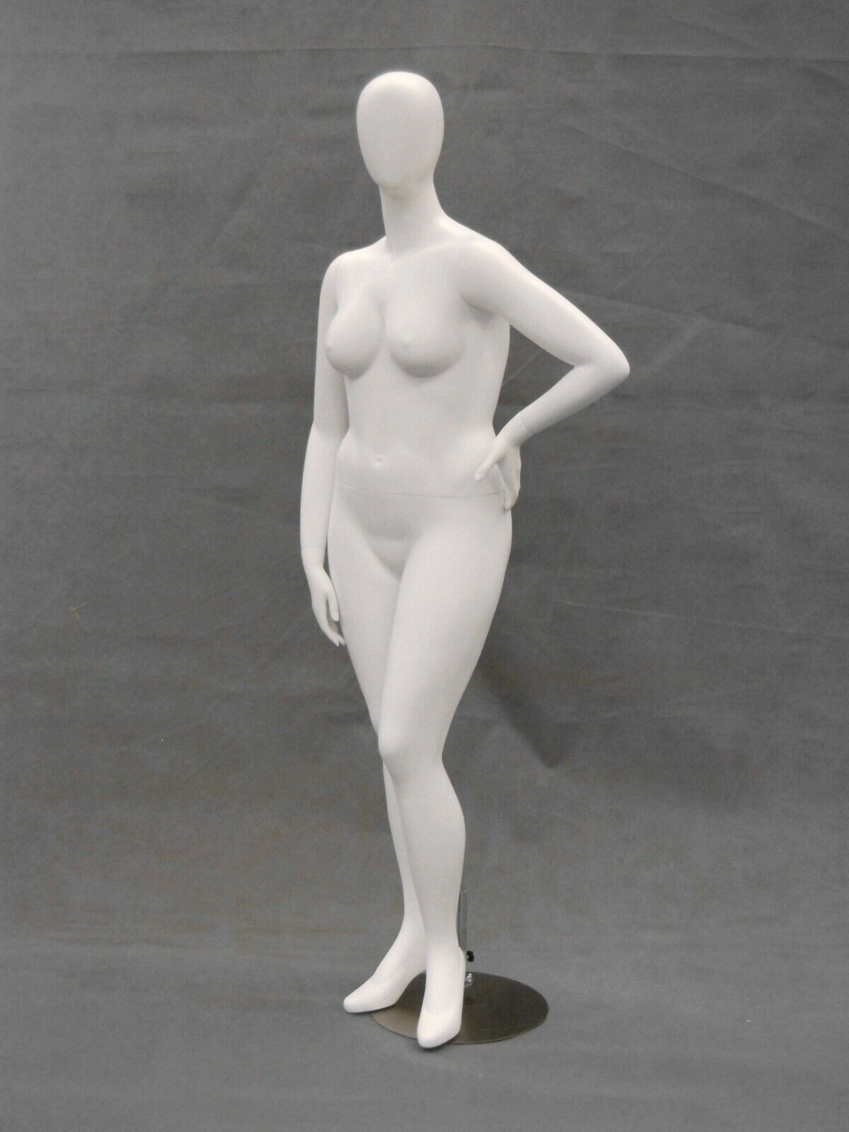 Plus Size Female Egg Head Matte White Fiberglass Mannequin with Round Metal Base